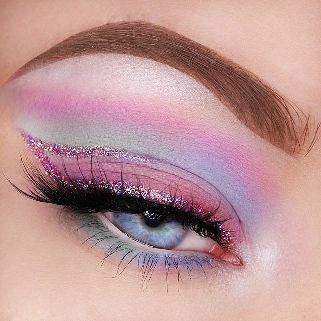 Maquillaje de arcoíris en colores pastel rosa, verde, morado y azul
