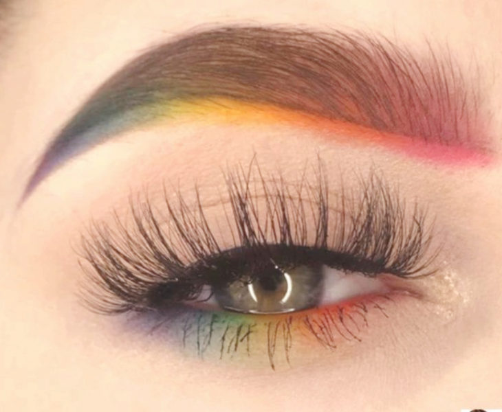 Maquillaje de arcoíris en colores azul, morado, amarillo, naranja, rosa, delineado bajo ceja y parpado inferior 