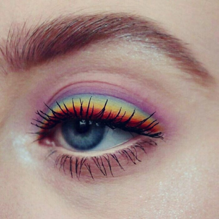 Maquillaje de arcoíris en colores azul, morado, amarillo, naranja, rosa