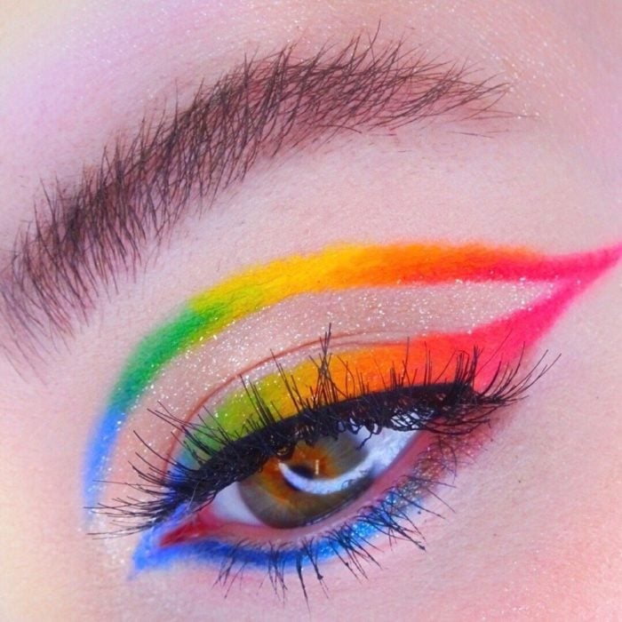 Maquillaje de arcoíris en colores azul, morado, amarillo, naranja, rosa, delineado de colores