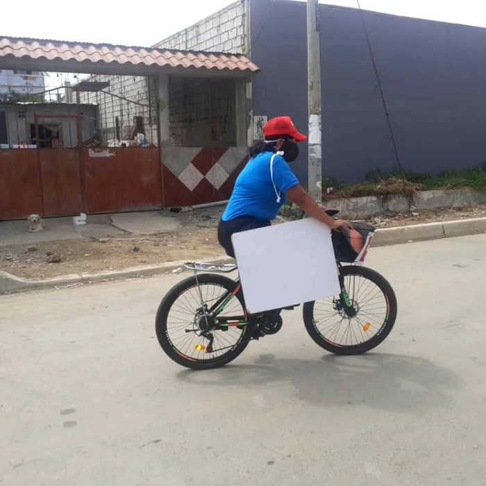 Carolina Espinoza maestra que viaja en bicicleta para dar clases