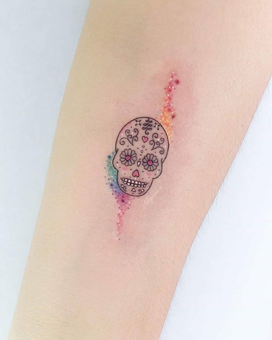 Mini tatuaje de calavera de azúcar