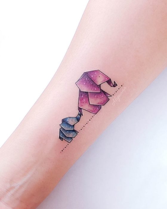 Mini tatuaje de elefantes mamá y bebé