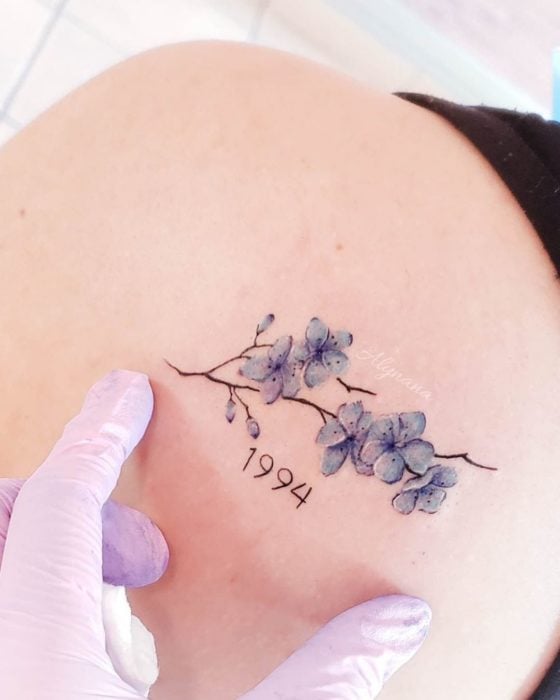 Mini tatuaje de flor de cerezo