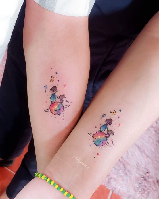 Mini tatuaje de madre e hija