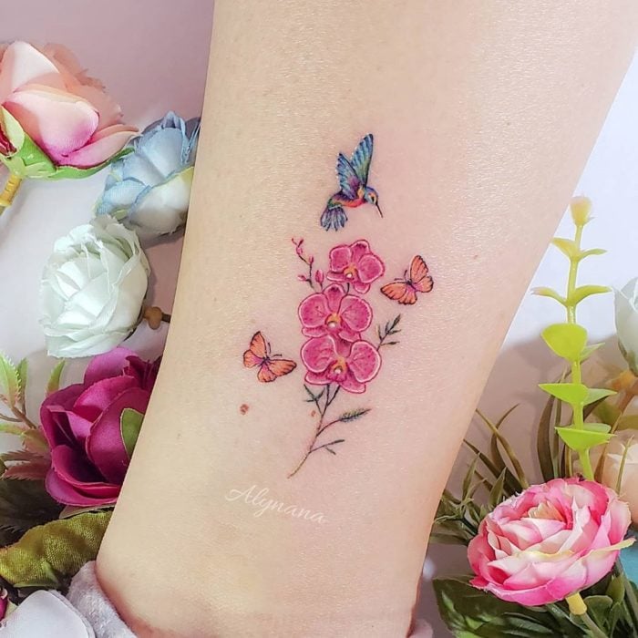 Mini tatuaje de orquídeas, mariposas y colibrí