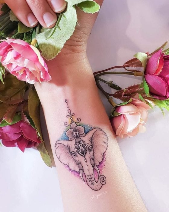 Mini tatuaje de reina elefante con corona de orquídea