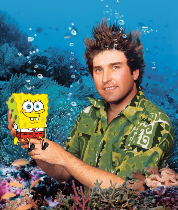 Stephen Hillenburg abrazando a bob esponja mientras ambos están en fondo de bikini 