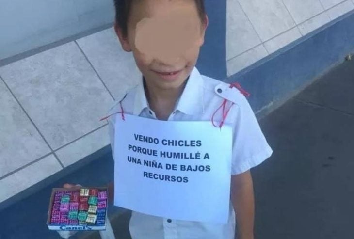 Niño que vende chicles por haber humillado a una niña