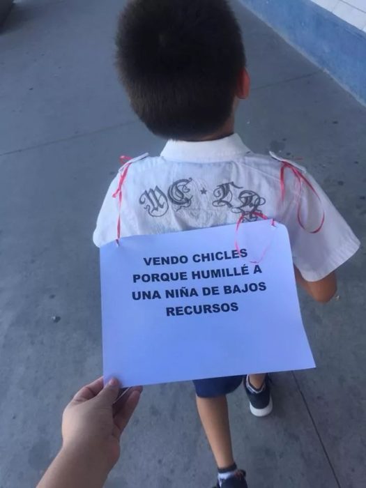 Niño con letrero que le puso su tía