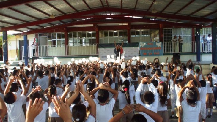 Niños de primaria en actividad de festival