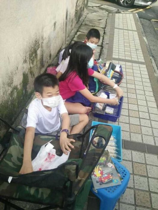 Niños vendiendo fideos