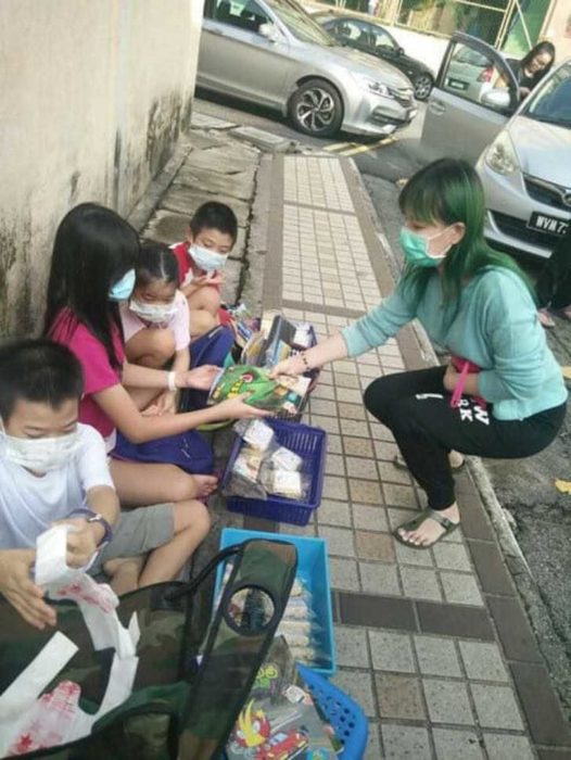 Niños vendiendo fideos