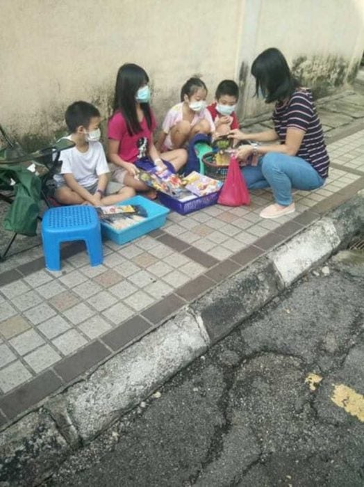 Niños vendiendo fideos