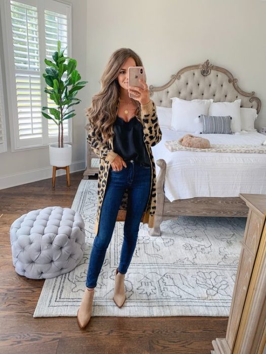 Mujer se toma selfie frente al espejo con cardigan de animal print