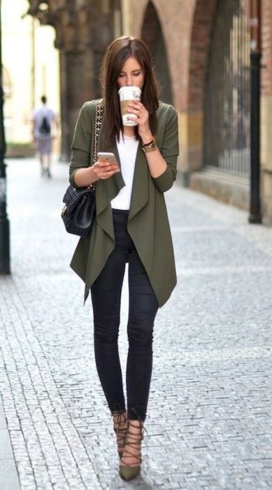 Mujer con jeans, blusa blanca y cardigan color verde militar 