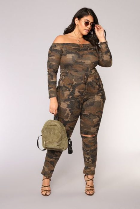 Chica plus size usando un palazzo de color café con estampado militar 