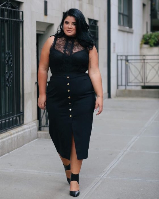 Chica curvy con un vestido negro de botones y encaje en el pecho de color negro 