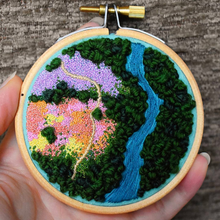 Artista Victoria Rose Richards hace bordados de paisajes naturales; río y selva