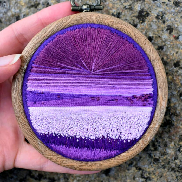 Artista Victoria Rose Richards hace bordados de paisajes naturales; campo de lavanda con cielo morado