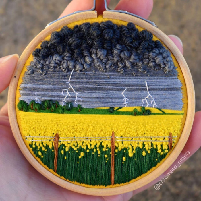 Artista Victoria Rose Richards hace bordados de paisajes naturales; campo de flores amarillas con cielo nublado y nubes grises con rayos