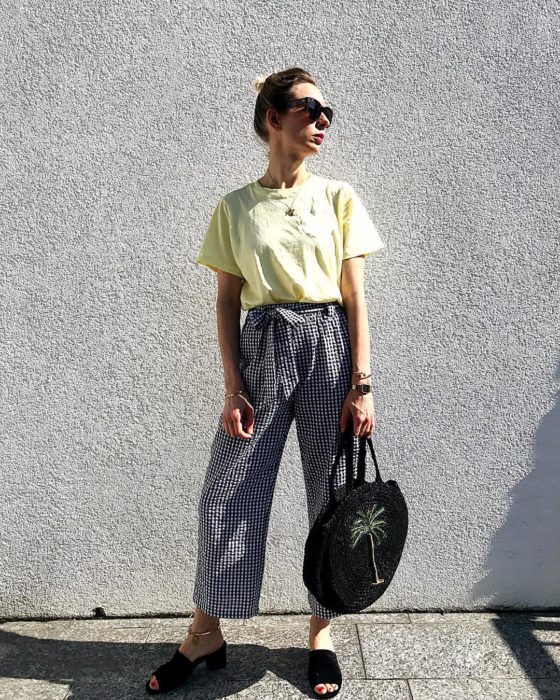 Chica posando con paper bag pants de cuadros negros y blancos