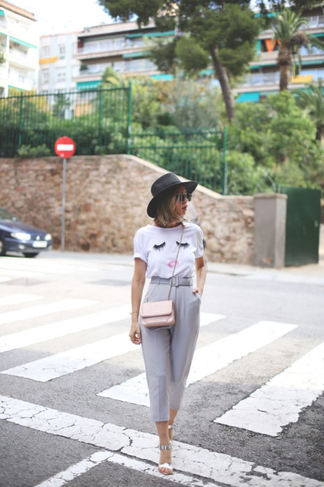 Mujer de cabello corto con blusa blanca y paper bag pants grises