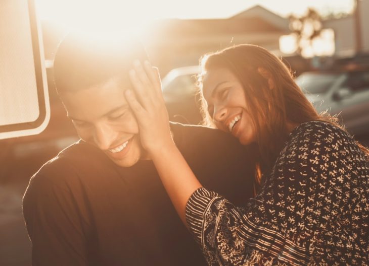 Pareja feliz y sonriendo