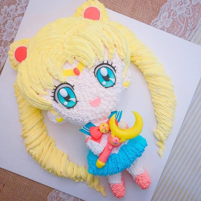 Pastel de Sailor Moon, con Serena y decorado con betún 