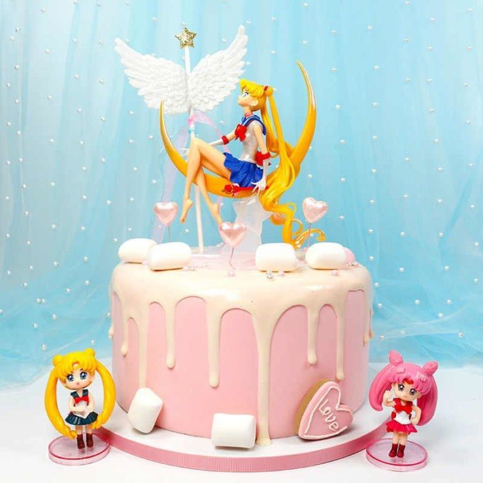 Pastel de Sailor Moon con fondant rosa, y algunas decoraciones