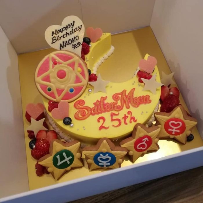 Pastel de Sailor Moon, en forma de media luna y algunas galletas de las Sailor Scouts