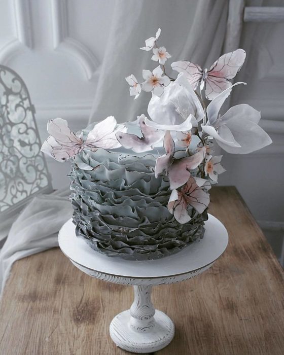 Pastel ve olanes verdes con flores blancas