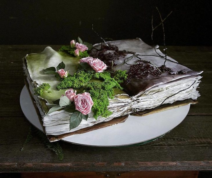 Pastel de libro con rosas y musgo