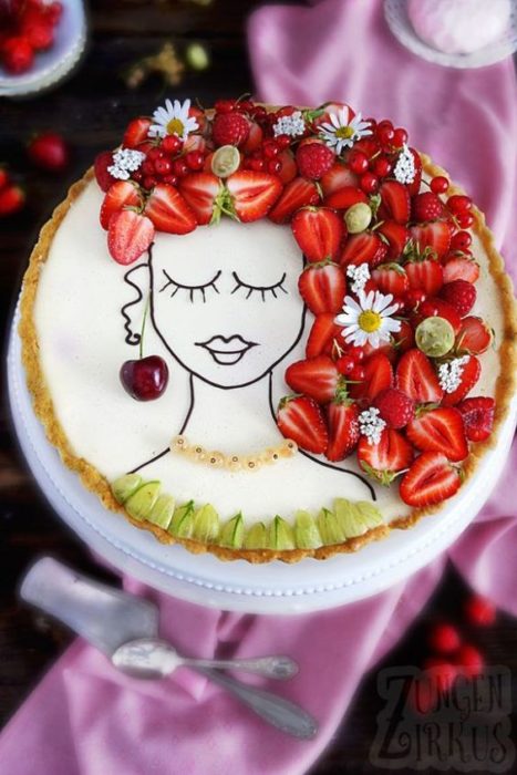 Pastel de vainilla decorado con fresas, margaritas, cerezas y betún de limón