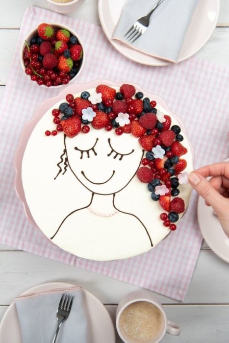 Pastel de betún de vainilla decorado con frambuesas, arándanos y fresas