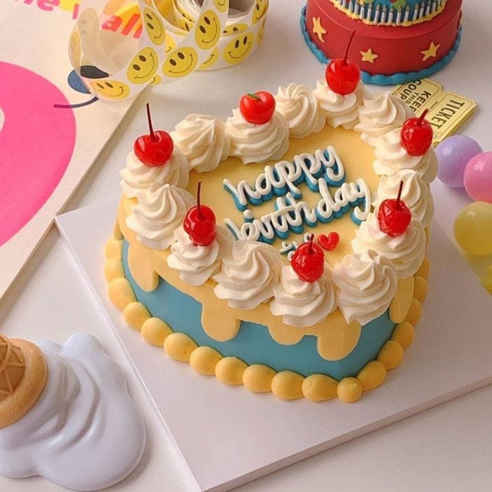 Pastel de cumpleaños kawaii en forma de corazón