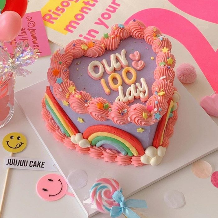 Pastel de cumpleaños kawaii en forma de corazón