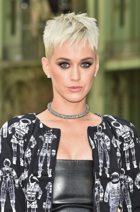 Katy Perry con el cabello cortado estilo pixie 