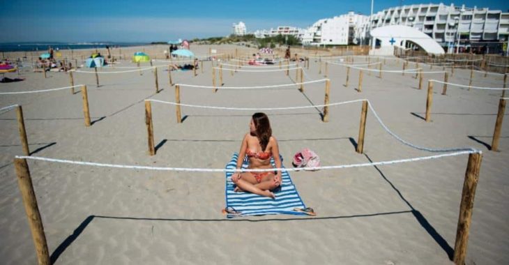 Mujer disfrutando de un día de playa en Francia