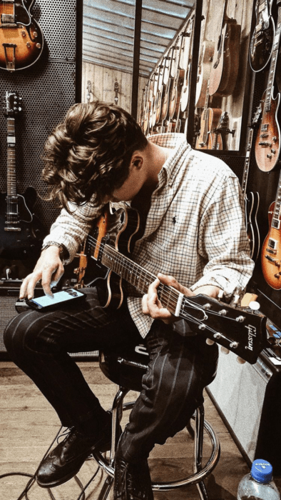 Chico tocando la guitarra eléctrica