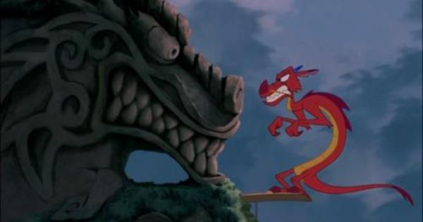 Escena de Mulan en la que mushu está despertando al Gran dragrón de piedra 