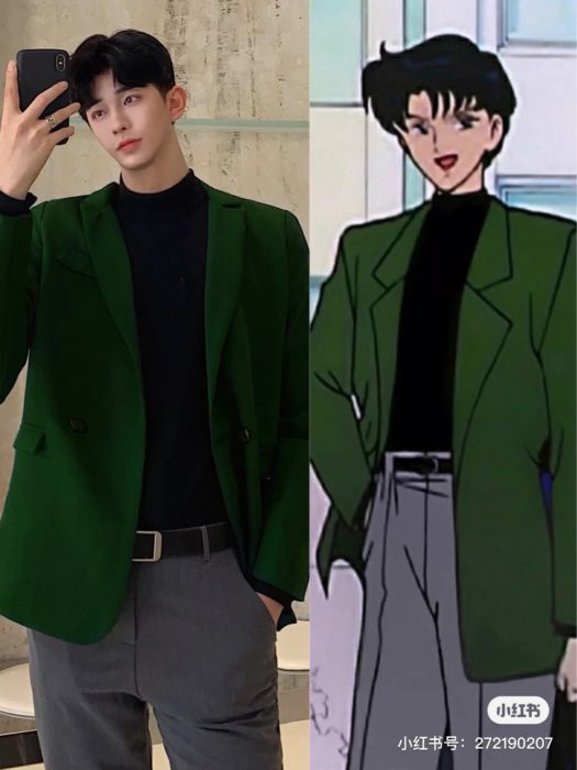 Chico recreando el outfit de Darien en Sailor Moon con saco verde, camisa negra y pantalones grises