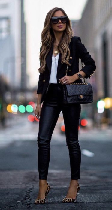 Mujer con outfit negro y tacones de animal print