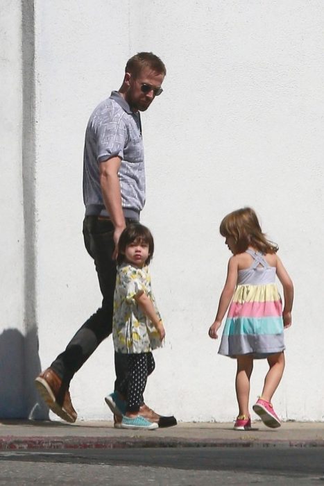 Ryan Gosling tomando de la mano a su pequeño hijo