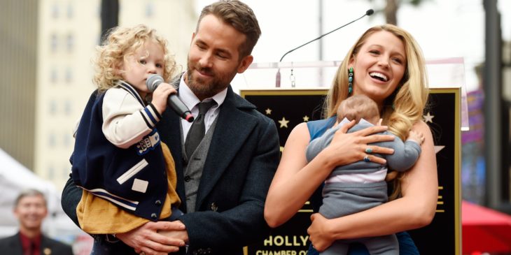 Ryan Reynolds cargando a una de sus hijas