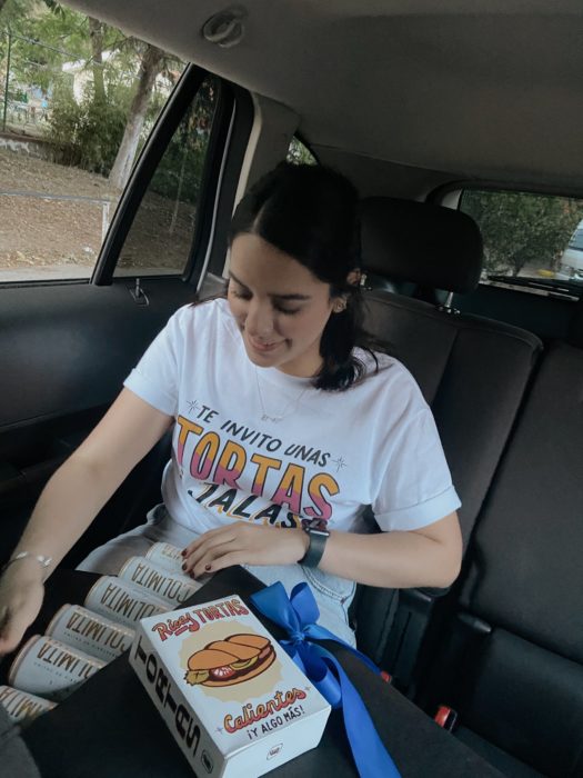 Samara usando una playera que dice "Te invito unas tortas, jalas"