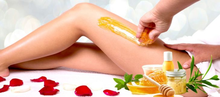 Chica depilnadose las piernas con sugaring