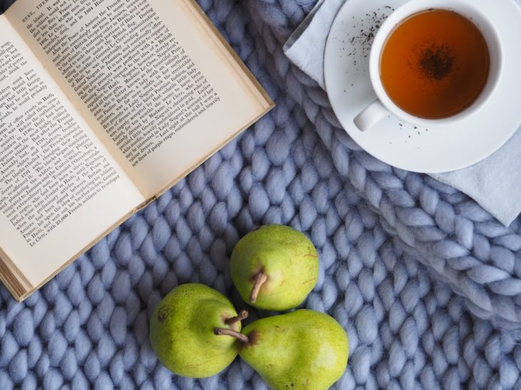 Taza de té, libro y peras