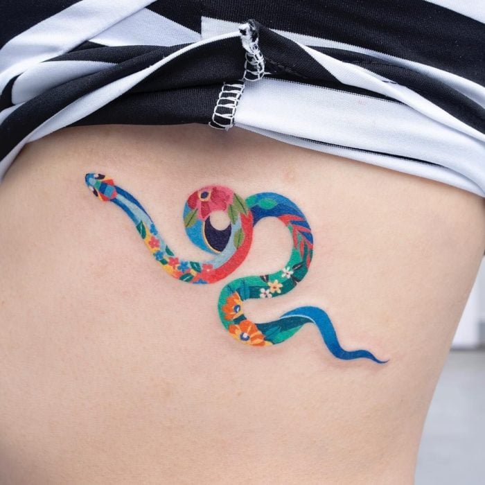 Tatuaje de serpiente con tonos de colores arcoíris