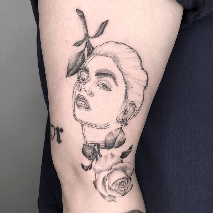 Tatuaje de ilusión óptico de el rostro de una chica y una rosa